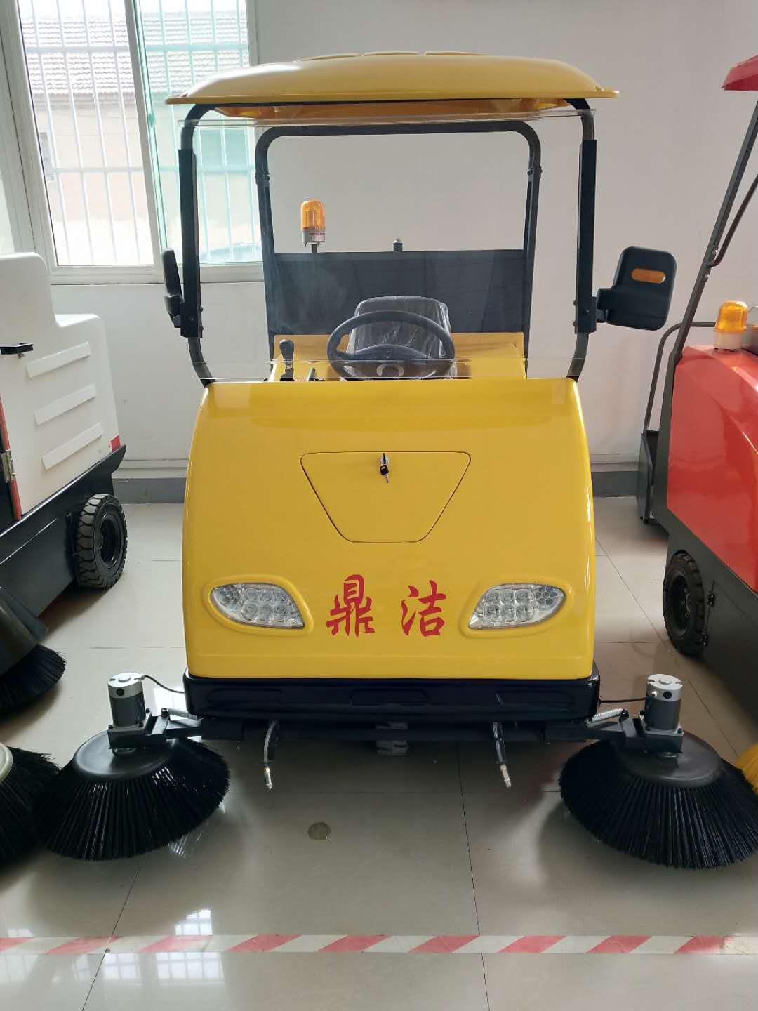 厲害了！！！ 電動掃地機越來越多的用于城區(qū)主干道保潔工 64